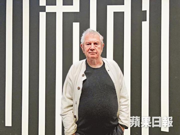 創作了一輩子,前衞代言人Ben Vautier仍強調,「我要我的藝術是活的,是有趣的,今時今日我仍對語言很感興趣,尤其是地方方言。」Ben認為沒有語言就無法保存文化,每種文化都能給人新啟發,他於尼斯現代藝術和當代藝術博物館的作品,就用上了許多正在失傳的尼斯語。圖中句子的意思為「怎知道這是否藝術?」Ben住在萬里之外,仍然關心香港,早前參與在大會堂舉行的尼斯畫派展覽,他的作品中便有這件,寫上「如果下雨可以撐傘」,香港人一定明。書寫文字形式創作繪畫,Ben透過作品反映「一切都是藝術」、「非藝術」甚至 創作了一輩子,前衞代言人Ben Vautier仍強調,「我要我的藝術是活的,是有趣的,今時今日我仍對語言很感興趣,尤其是地方方言。」Ben認為沒有語言就無法保存文化,每種文化都能給人新啟發,他於尼斯現代藝術和當代藝術博物館的作品,就用上了許多正在失傳的尼斯語。圖中句子的意思為「怎知道這是否藝術?」Ben住在萬里之外,仍然關心香港,早前參與在大會堂舉行的尼斯畫派展覽,他的作品中便有這件,寫上「如果下雨可以撐傘」,香港人一定明。書寫文字形式創作繪畫,Ben透過作品反映「一切都是藝術」、「非藝術」甚至