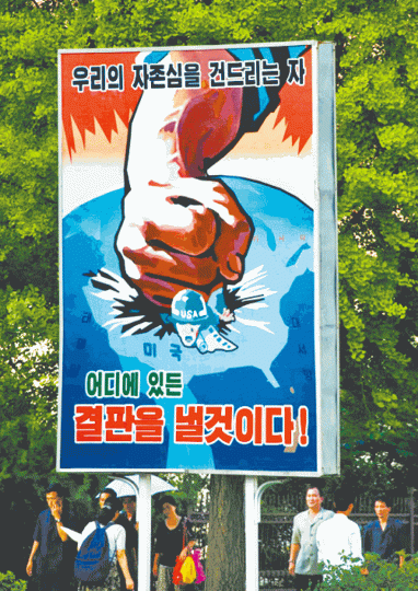 ■攝影師多次到北韓,拍攝過街上的反美宣傳牌。 ■攝影師多次到北韓,拍攝過街上的反美宣傳牌。