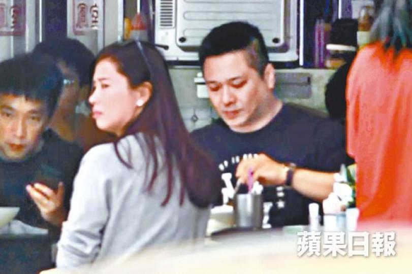 【約埋開餐】■彭文堅同前妻陳祉妤日前去大坑撐枱腳。【行開煲煙】■食飯期間,彭文堅頻頻行開講電話煲煙。 【約埋開餐】■彭文堅同前妻陳祉妤日前去大坑撐枱腳。【行開煲煙】■食飯期間,彭文堅頻頻行開講電話煲煙。