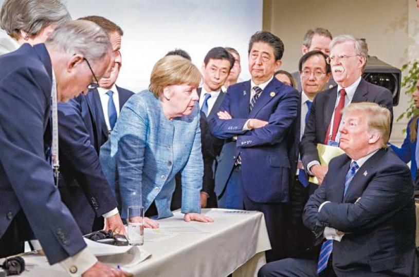 【德國視角】■德發放默克爾跟特朗普對峙的照片，被指最能反映美國與盟友為敵的局面。美聯社【美國視角】■美官方會議照顯得其他領袖在特跟前低頭彎腰。【法國視角】■法國官方發放的照片把馬克龍放在中央位置。