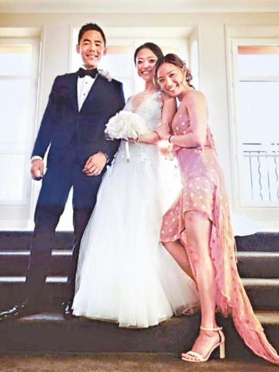■曾昭令(右)遠赴法國祝賀Vivian與Curtis。互聯網圖片 ■曾昭令(右)遠赴法國祝賀Vivian與Curtis。互聯網圖片