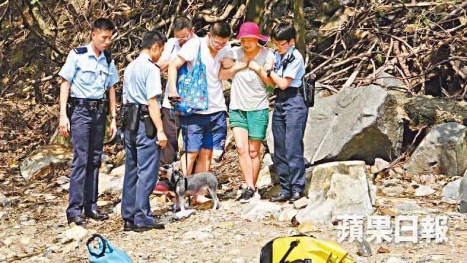 ■女狗主傷心痛哭,兒子拖着史納莎,與女警攙扶母親離去。胡恩宏攝■臘腸狗疑跣腳墮15米下瀑布底,消防到場搜救。 ■女狗主傷心痛哭,兒子拖着史納莎,與女警攙扶母親離去。胡恩宏攝■臘腸狗疑跣腳墮15米下瀑布底,消防到場搜救。