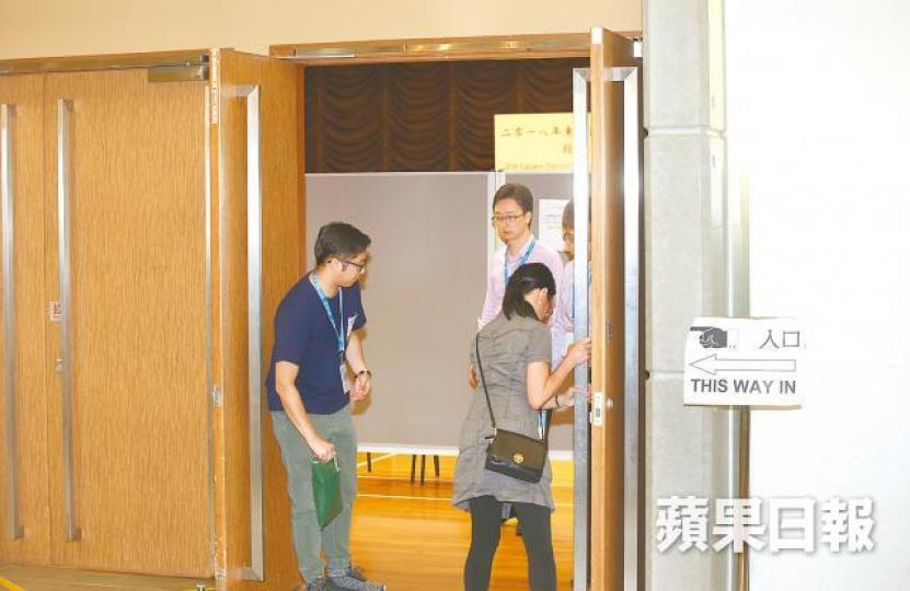 ■東區補選昨晚10時30分結束。黎樹雄攝■香港研究協會人員昨進行票站調查。 ■東區補選昨晚10時30分結束。黎樹雄攝■香港研究協會人員昨進行票站調查。