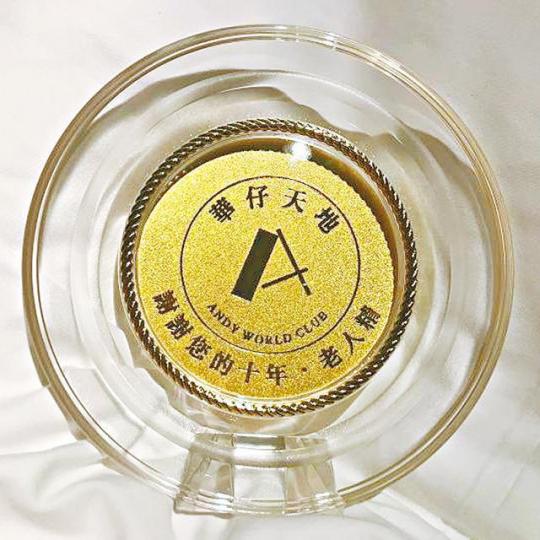 互聯網圖片■華仔拿着自己的水杯做生招牌。互聯網圖片■華仔的限量版八達通被炒貴逾5倍。互聯網圖片 互聯網圖片■華仔拿着自己的水杯做生招牌。互聯網圖片■華仔的限量版八達通被炒貴逾5倍。互聯網圖片