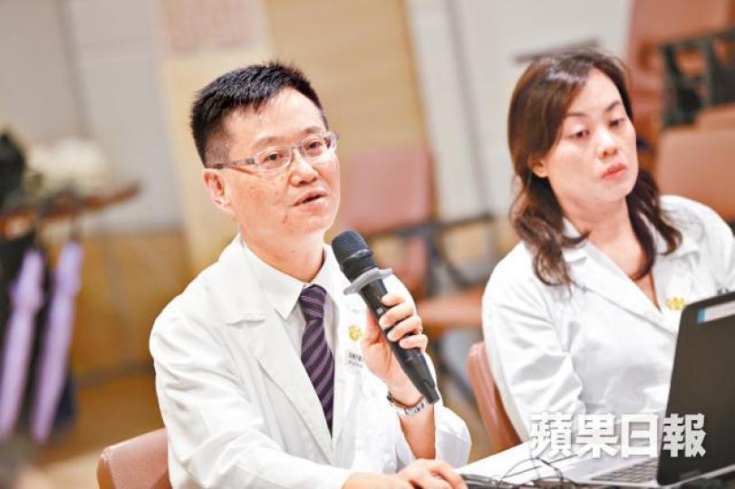 ■陸嘉熙(左)期望安老院舍晚期醫護服務能令長者有尊嚴地走完人生最後一段路;旁為莫穎儀(右)。陳海威攝 ■陸嘉熙(左)期望安老院舍晚期醫護服務能令長者有尊嚴地走完人生最後一段路;旁為莫穎儀(右)。陳海威攝