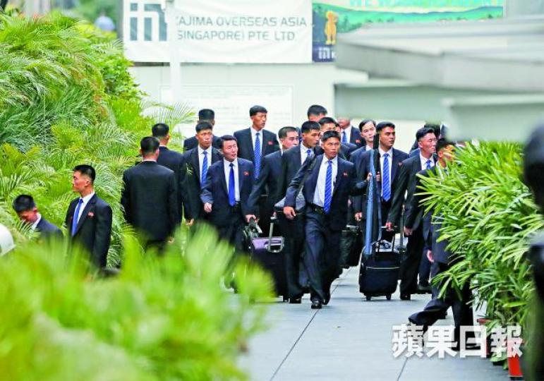 ■數十名北韓人員昨午先到金正恩入住的瑞吉酒店打點。朱永倫攝 ■數十名北韓人員昨午先到金正恩入住的瑞吉酒店打點。朱永倫攝