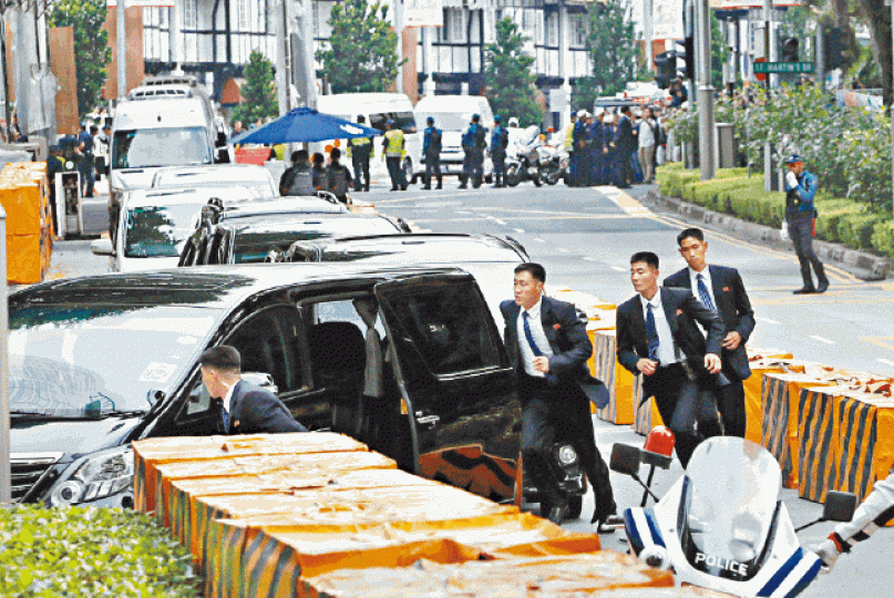 ■車隊抵達飯店後,數十名北韓保鑣即奔赴金正恩座駕旁,護衞金進飯店。路透社 ■車隊抵達飯店後,數十名北韓保鑣即奔赴金正恩座駕旁,護衞金進飯店。路透社