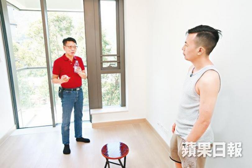 ■詹Sir(左)今次驗樓遇上了從事裝修行業的業主阿泰。 ■詹Sir(左)今次驗樓遇上了從事裝修行業的業主阿泰。