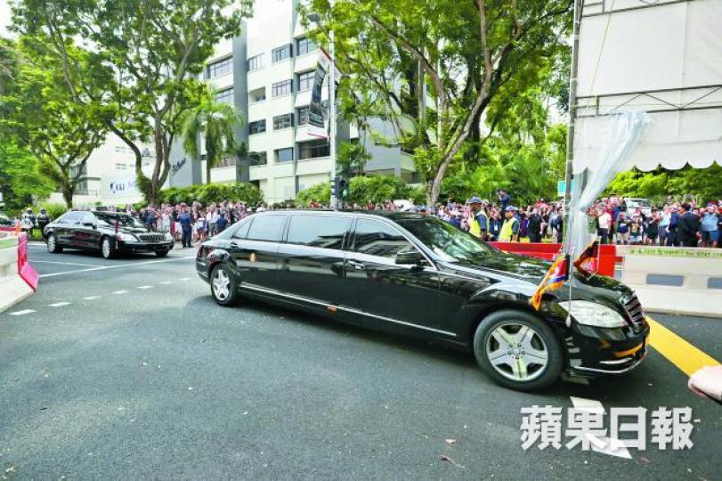 ■大批記者及市民在路旁爭相觀看駛經的北韓車隊。何柏佳攝 ■大批記者及市民在路旁爭相觀看駛經的北韓車隊。何柏佳攝