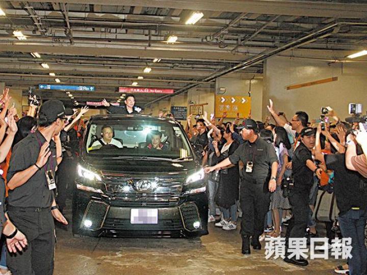 ■華仔前晚完騷後離開,大批粉絲在停車場守候,華仔只好開天窗親自指揮交通。【唱歌助興】■前晚30周年晚會上,華仔唱歌助興之餘更親向粉絲表示想再添丁。互聯網圖片【麗倩上車】■朱麗倩離開時,彎腰低頭上車,繼續保持低調。■朱麗倩上月穿鬆身衫現身中環,一度惹大肚傳聞。資料圖片【父母同賀】■劉爸爸和劉媽媽都有出席華仔天地晚會,劉爸爸還負責開香檳。■歐陽妙芝是華仔忠實粉絲,每年晚會例必現身支持。 ■華仔前晚完騷後離開,大批粉絲在停車場守候,華仔只好開天窗親自指揮交通。【唱歌助興】■前晚30周年晚會上,華仔唱歌助興之餘更親向粉絲表示想再添丁。互聯網圖片【麗倩上車】■朱麗倩離開時,彎腰低頭上車,繼續保持低調。■朱麗倩上月穿鬆身衫現身中環,一度惹大肚傳聞。資料圖片【父母同賀】■劉爸爸和劉媽媽都有出席華仔天地晚會,劉爸爸還負責開香檳。■歐陽妙芝是華仔忠實粉絲,每年晚會例必現身支持。