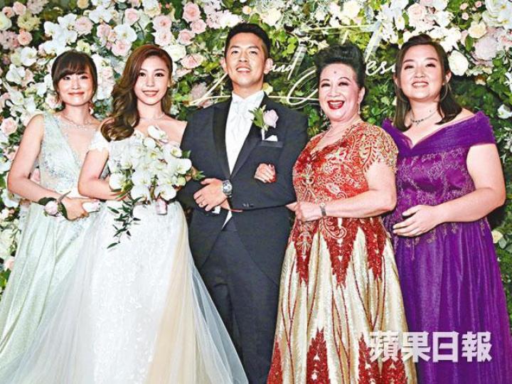 ■薛家燕昨日豪花300萬娶新抱,跟一對新人、大女祐珊(左一)和細女耀珠開心大合照。■新娘Zoe的6隻金豬和巨型龍鳳鈪勁誇張。■一對新人向「五公主」斟茶。 ■薛家燕昨日豪花300萬娶新抱,跟一對新人、大女祐珊(左一)和細女耀珠開心大合照。■新娘Zoe的6隻金豬和巨型龍鳳鈪勁誇張。■一對新人向「五公主」斟茶。