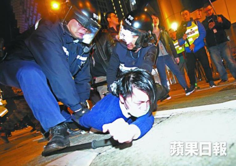 ■旺角騷亂當晚梁天琦最終被警員制服拘捕。 ■旺角騷亂當晚梁天琦最終被警員制服拘捕。