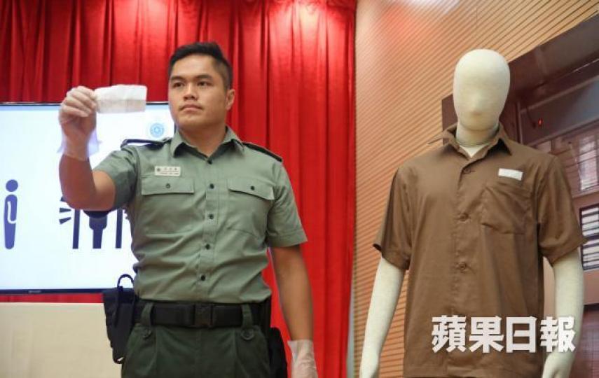 ■懲教署人員示範搜查藏於囚犯身上的賭博紀錄。 ■懲教署人員示範搜查藏於囚犯身上的賭博紀錄。