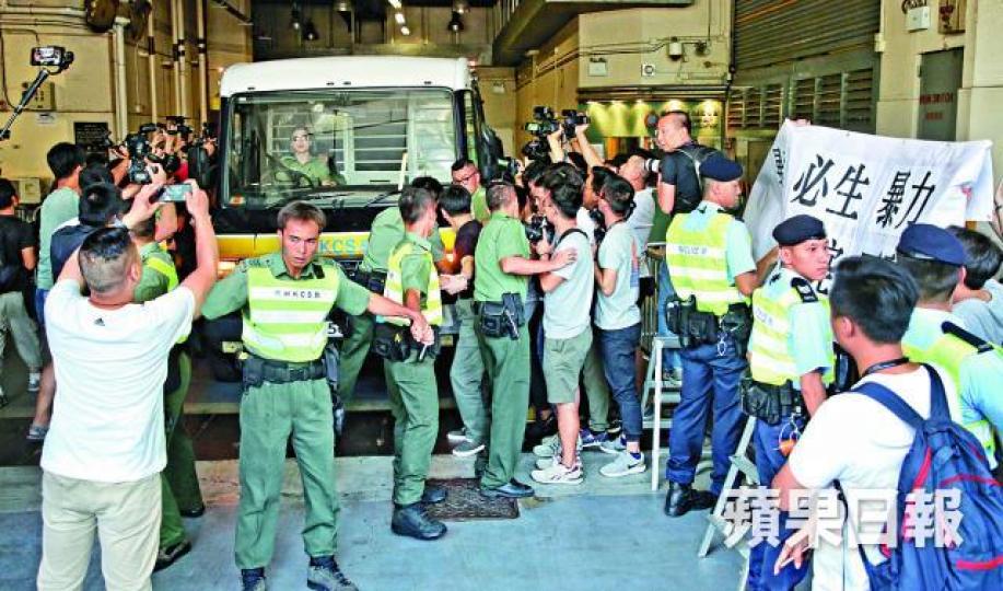 ■囚車昨駛離法院時被大批記者包圍,有支持者在旁拉起橫額。 ■囚車昨駛離法院時被大批記者包圍,有支持者在旁拉起橫額。