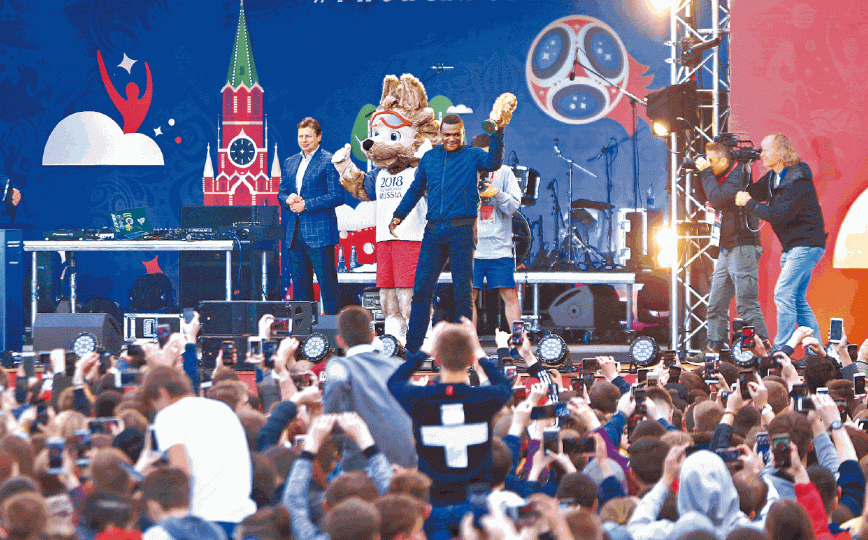 ■1998年獲得世界盃的法國名宿迪西里現身Fan Fest,並手持今屆冠軍獎盃大力神盃。■紀念品店有出售德國(左)及前蘇聯(右)的復刻版波衫。■Fan Fest設有遊戲攤位,遊客可親自落場踢波。 ■1998年獲得世界盃的法國名宿迪西里現身Fan Fest,並手持今屆冠軍獎盃大力神盃。■紀念品店有出售德國(左)及前蘇聯(右)的復刻版波衫。■Fan Fest設有遊戲攤位,遊客可親自落場踢波。