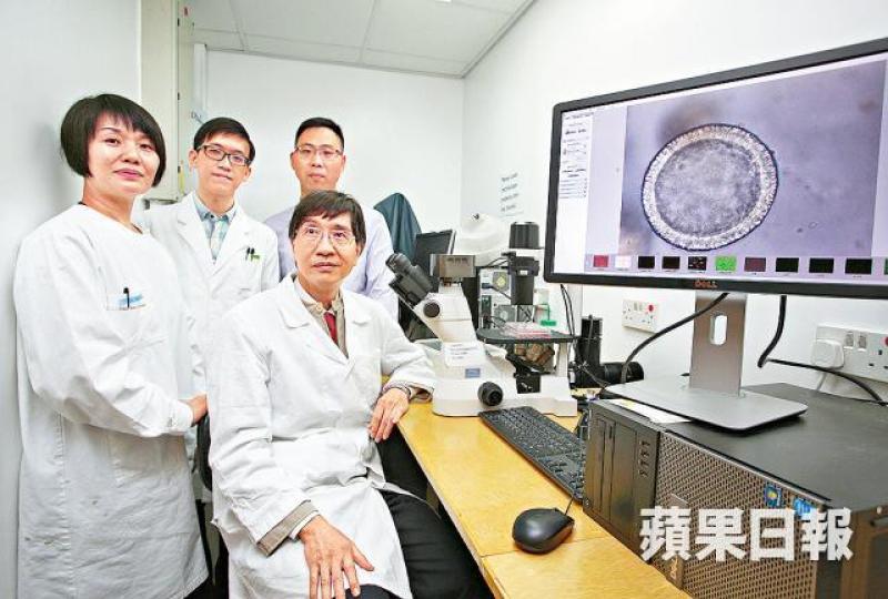 ■由袁國勇(前)領導的團隊成功研發呼吸道類器官,能用作測試禽流感是否有傳人能力。■研究團隊將由肺提取的幹細胞製成呼吸道類器官。 ■由袁國勇(前)領導的團隊成功研發呼吸道類器官,能用作測試禽流感是否有傳人能力。■研究團隊將由肺提取的幹細胞製成呼吸道類器官。