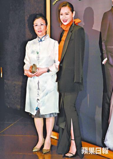 ■汪明荃與胡杏兒戥家燕姐開心。 ■汪明荃與胡杏兒戥家燕姐開心。
