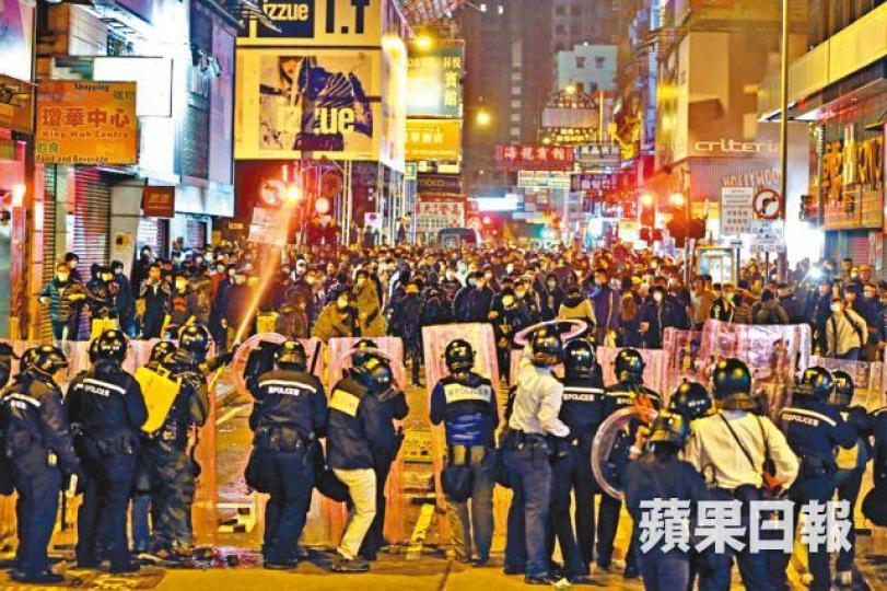 ■旺角騷亂發生兩年多,共有91人被捕,當中32人被控暴動罪。資料圖片 ■旺角騷亂發生兩年多,共有91人被捕,當中32人被控暴動罪。資料圖片