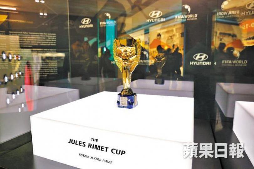 雷米金盃■意大利於06世盃奪冠,FIFA博物館展出功臣迪比亞路(左圖)於當屆決賽所穿的球衣。 雷米金盃■意大利於06世盃奪冠,FIFA博物館展出功臣迪比亞路(左圖)於當屆決賽所穿的球衣。