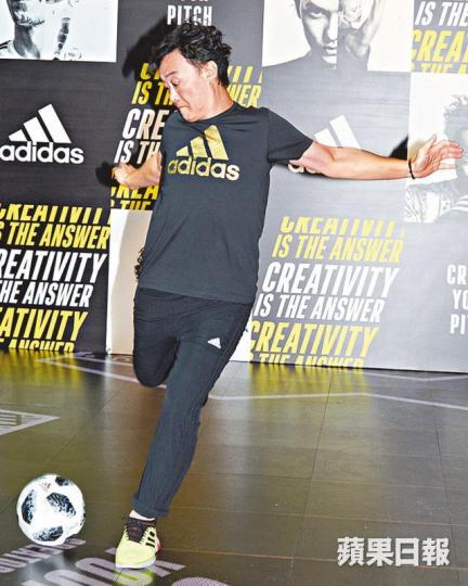 ■原來自細熱愛足球運動嘅Eason,腳法都唔錯。■Eason話會去俄羅斯睇世界盃揭幕賽。 ■原來自細熱愛足球運動嘅Eason,腳法都唔錯。■Eason話會去俄羅斯睇世界盃揭幕賽。