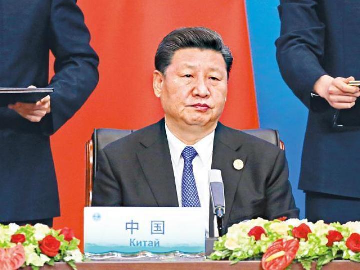 ■中國被擯出局,習近平在朝鮮半島問題上的影響力或不再。■中國遊客在分隔中朝兩地的鴨綠江拍照留念。路透社 ■中國被擯出局,習近平在朝鮮半島問題上的影響力或不再。■中國遊客在分隔中朝兩地的鴨綠江拍照留念。路透社