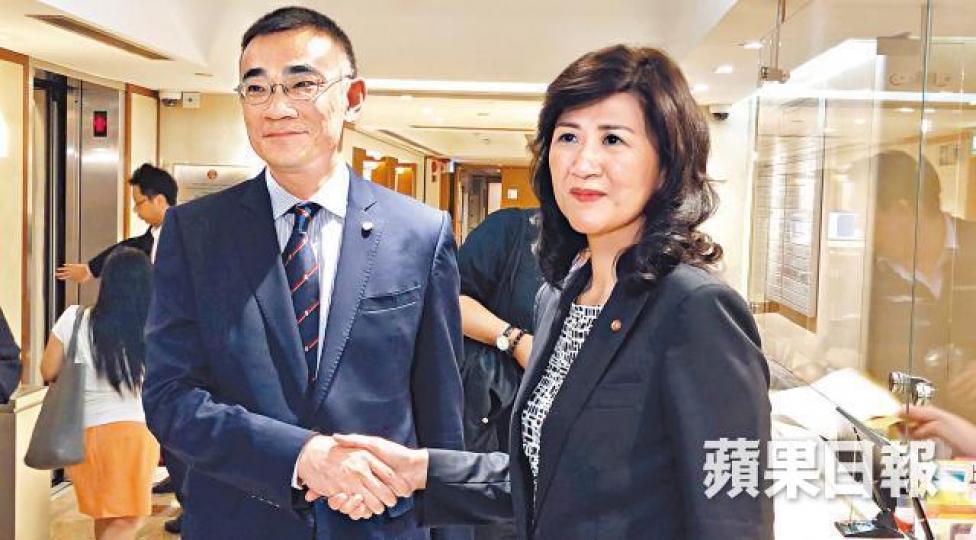 ■蘇紹聰(左)不競逐連任律師會會長,由副會長彭韻僖(右)接任。林俊謙攝 ■蘇紹聰(左)不競逐連任律師會會長,由副會長彭韻僖(右)接任。林俊謙攝