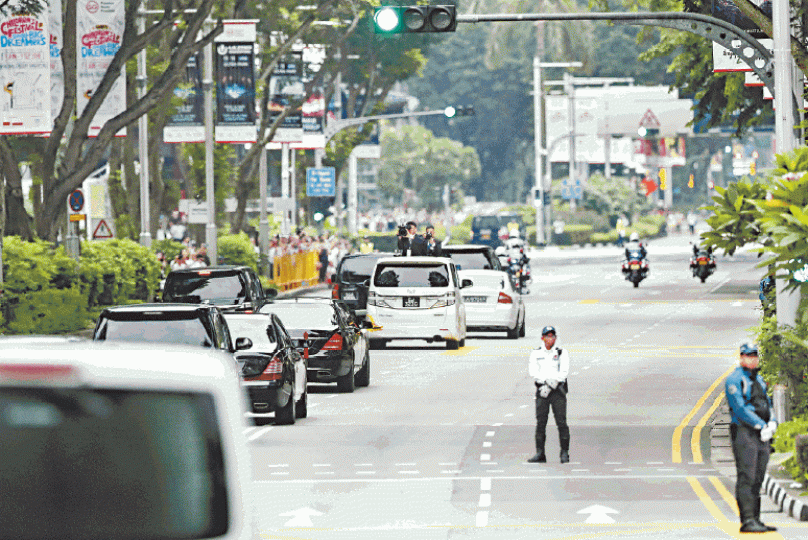 ■金正恩由大型車隊護送往峯會場地,其間有北韓攝影師沿途拍攝。美聯社 ■金正恩由大型車隊護送往峯會場地,其間有北韓攝影師沿途拍攝。美聯社