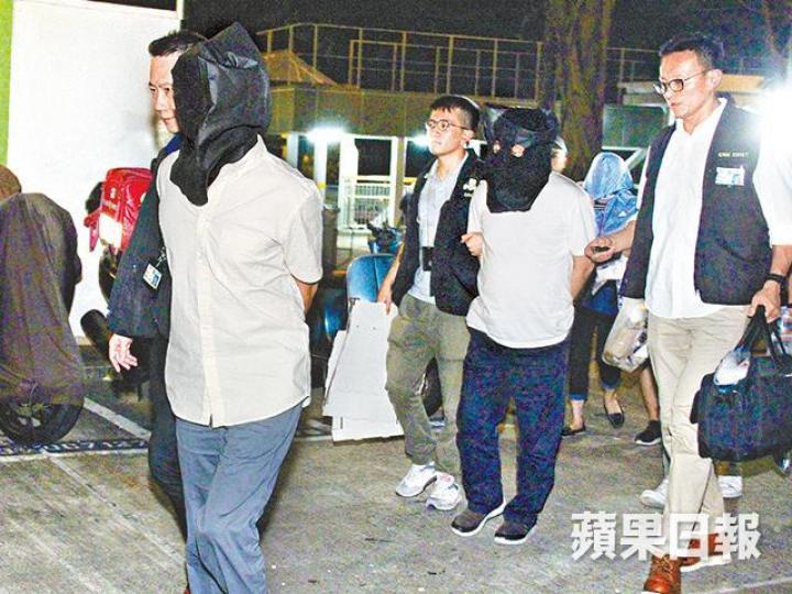■兩名內地扒手昨凌晨被押返彩雲邨調查。唐家輝攝 ■兩名內地扒手昨凌晨被押返彩雲邨調查。唐家輝攝