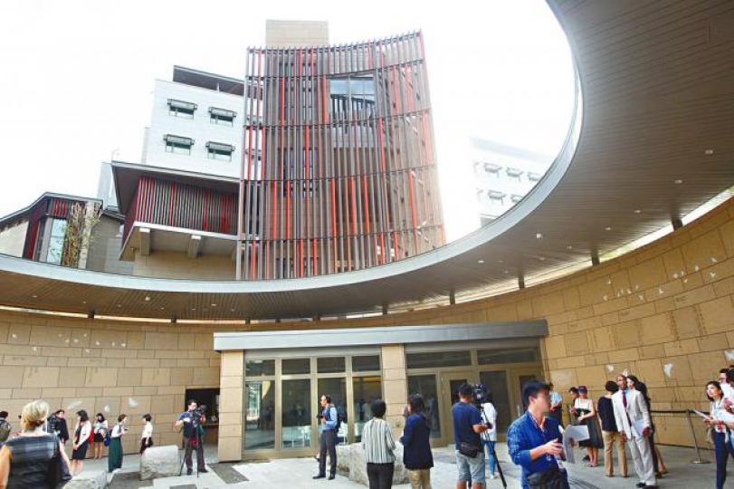 ■媒體參觀AIT新館的舞蝶中庭。台灣《蘋果日報》■台灣大師傅申書法作品《荀子.勸學篇》「不積跬步,無以致千里;不積小流,無以成江海」,被譽為「鎮館之寶」。台灣《蘋果日報》■麥金尼斯(Ryan McGinness)《無題-台灣印象》畫作,以野柳女王頭、電單車、梅花等拼貼成畫,凸顯台灣特殊風貌。台灣《蘋果日報》■新館入口設有「舞蝶中庭」空間,米色牆壁上有白色蝴蝶圖案作點綴。牆壁上的兩邊刻有台灣的主要地名及美國的州名,彰顯美國的民主價值和展現對台灣的敬重。 ■媒體參觀AIT新館的舞蝶中庭。台灣《蘋果日報》■台灣大師傅申書法作品《荀子.勸學篇》「不積跬步,無以致千里;不積小流,無以成江海」,被譽為「鎮館之寶」。台灣《蘋果日報》■麥金尼斯(Ryan McGinness)《無題-台灣印象》畫作,以野柳女王頭、電單車、梅花等拼貼成畫,凸顯台灣特殊風貌。台灣《蘋果日報》■新館入口設有「舞蝶中庭」空間,米色牆壁上有白色蝴蝶圖案作點綴。牆壁上的兩邊刻有台灣的主要地名及美國的州名,彰顯美國的民主價值和展現對台灣的敬重。