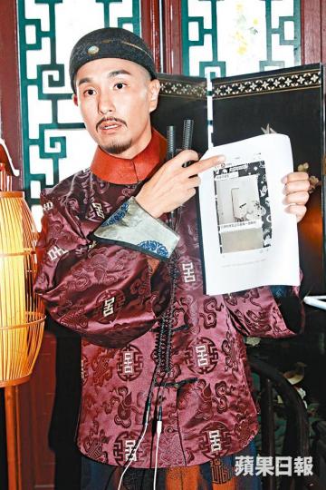 ■陳展鵬昨日拿出多頁證據,包括對話、圖片,反駁業主的指摘。■陳展鵬展示圖片,指出該單位冷氣機早已壞掉。■陳展鵬昨日拿出與業主對話訊息,指業主當時同意他遷出。■業主所提供的圖片,見到陳展鵬所住的單位地板明顯發霉變黑。《壹週刊》圖片■陳展鵬與媽媽關係好,經常帶媽媽去旅行。 ■陳展鵬昨日拿出多頁證據,包括對話、圖片,反駁業主的指摘。■陳展鵬展示圖片,指出該單位冷氣機早已壞掉。■陳展鵬昨日拿出與業主對話訊息,指業主當時同意他遷出。■業主所提供的圖片,見到陳展鵬所住的單位地板明顯發霉變黑。《壹週刊》圖片■陳展鵬與媽媽關係好,經常帶媽媽去旅行。