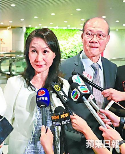 ■蘇樹輝全程傍實新主席何超鳳。 ■蘇樹輝全程傍實新主席何超鳳。