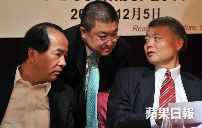 ■國際資源人面全非。副主席柯清輝(左)去年中退任,主席趙渡(右)及執董華宏驥(中)本周五亦出局。 資料圖片 ■國際資源人面全非。副主席柯清輝(左)去年中退任,主席趙渡(右)及執董華宏驥(中)本周五亦出局。 資料圖片
