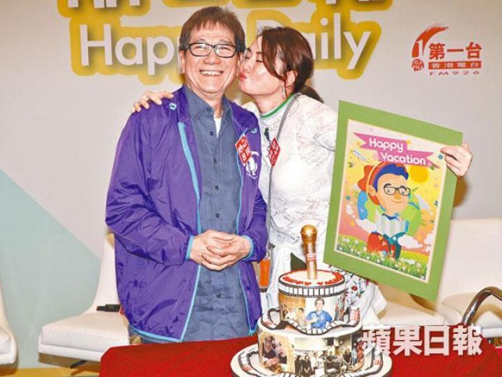 ■蘭子依依不捨吻別何守信。■何守信(左)昨最後一日主持《開心日報》,杜雯惠(右)和其他主持齊歡送他。■何守信揚言以後會多些時間陪老婆陳麗斯。《壹週刊》圖片 ■蘭子依依不捨吻別何守信。■何守信(左)昨最後一日主持《開心日報》,杜雯惠(右)和其他主持齊歡送他。■何守信揚言以後會多些時間陪老婆陳麗斯。《壹週刊》圖片