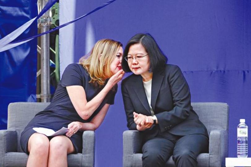 ■美國助理國務卿羅伊斯與蔡英文在AIT新館落成典禮上相談甚歡。台灣《蘋果日報》■統促黨總裁張安樂昨帶「懸崖勒馬」橫匾到AIT抗議。台灣《蘋果日報》 ■美國助理國務卿羅伊斯與蔡英文在AIT新館落成典禮上相談甚歡。台灣《蘋果日報》■統促黨總裁張安樂昨帶「懸崖勒馬」橫匾到AIT抗議。台灣《蘋果日報》