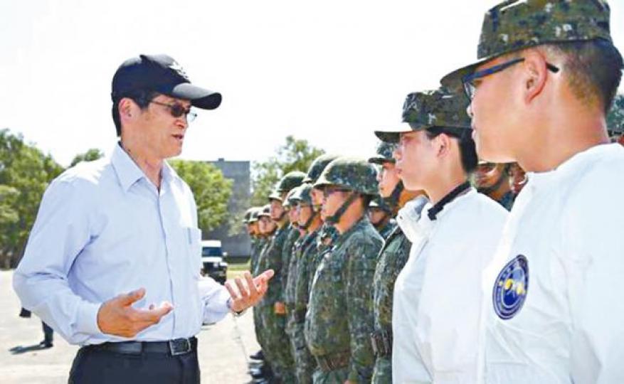 ■國防部長嚴德發到南部視察防洪準備工作。台灣《軍聞社》 ■國防部長嚴德發到南部視察防洪準備工作。台灣《軍聞社》