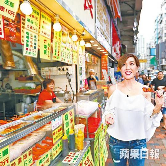 ■伍詠薇到深水埗掃街狂吃。■伍詠薇在《飛虎之潛行極戰》毫不介意演黃宗澤的母親。 ■伍詠薇到深水埗掃街狂吃。■伍詠薇在《飛虎之潛行極戰》毫不介意演黃宗澤的母親。