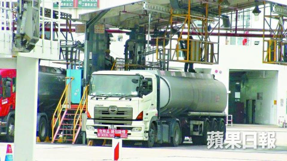 ■現場有工人站在運油車車頂工作。張培生攝 ■現場有工人站在運油車車頂工作。張培生攝