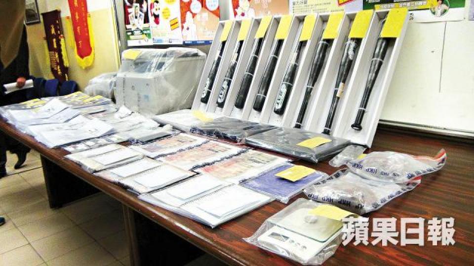 ■警方撿獲大批借貸紀錄及收數單張,另有壘球棍等武器。簡明恩攝 ■警方撿獲大批借貸紀錄及收數單張,另有壘球棍等武器。簡明恩攝