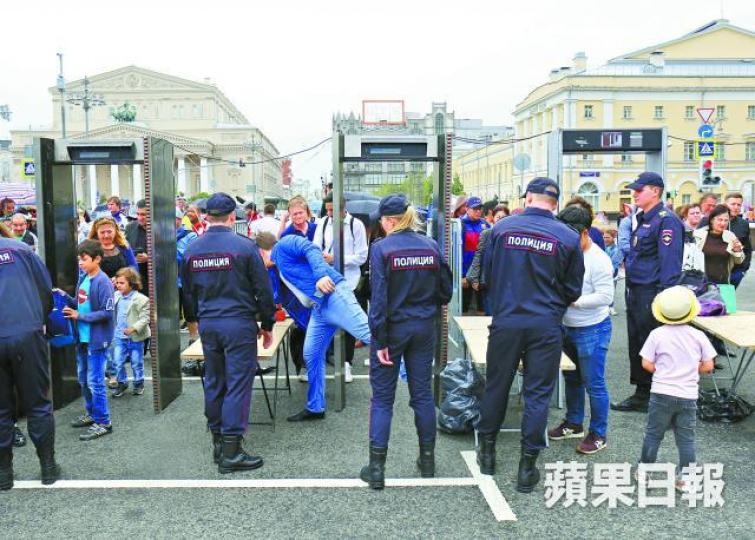 ■俄羅斯各地均有嚴密保安,遊客進入市中心劇院廣場一帶亦要經金屬探測門檢查。禤家民攝■有球迷昨日在莫斯科自拍留念。路透社 ■俄羅斯各地均有嚴密保安,遊客進入市中心劇院廣場一帶亦要經金屬探測門檢查。禤家民攝■有球迷昨日在莫斯科自拍留念。路透社