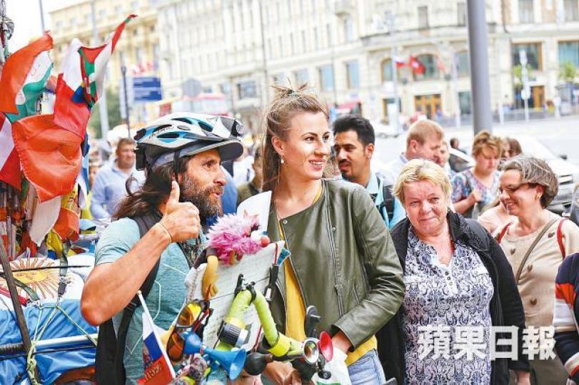 ■阿根廷人Maty Amaya(左)踩着單車走過37個國家,最終來到莫斯科支持國家隊。 ■阿根廷人Maty Amaya(左)踩着單車走過37個國家,最終來到莫斯科支持國家隊。