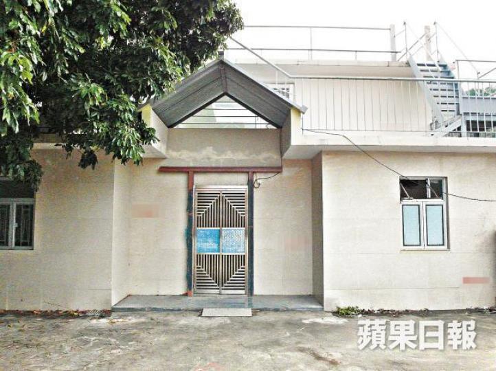 ■涉事寮屋高兩層,連天台及花園,擁有三組登記號碼。■農地四周多放置了工業用具及掘泥車,杳無人煙。李育明攝■地主指花園有三分一位置是霸佔新地土地而來。■二樓有落地玻璃門。互聯網■記者在售樓網發現,有地主以398萬元出售農地,連豪裝寮屋及倉庫。互聯網 ■涉事寮屋高兩層,連天台及花園,擁有三組登記號碼。■農地四周多放置了工業用具及掘泥車,杳無人煙。李育明攝■地主指花園有三分一位置是霸佔新地土地而來。■二樓有落地玻璃門。互聯網■記者在售樓網發現,有地主以398萬元出售農地,連豪裝寮屋及倉庫。互聯網