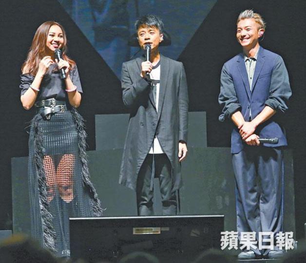 ■(左起)AGA、克勤與周國賢舉行音樂會。■身穿透視衫的AGA(中)大跳性感舞蹈。 ■(左起)AGA、克勤與周國賢舉行音樂會。■身穿透視衫的AGA(中)大跳性感舞蹈。