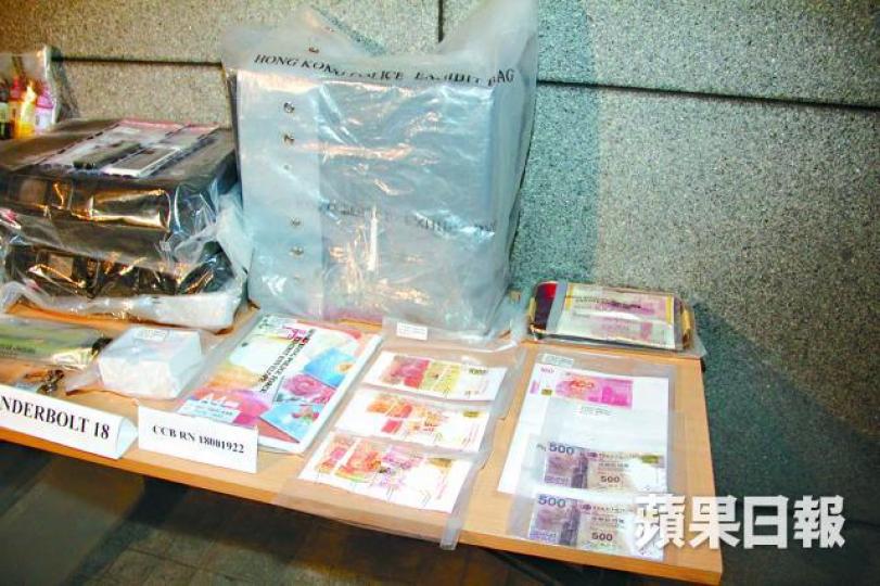 ■警方撿獲噴墨打印機等製造偽鈔工具。李家傑攝 ■警方撿獲噴墨打印機等製造偽鈔工具。李家傑攝