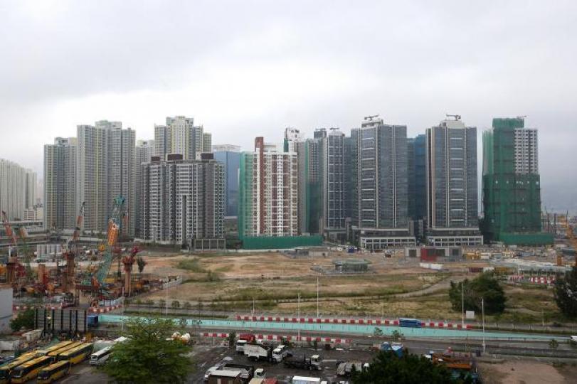 ■政府如要贏盡民意,就要嚴苛處理地產商囤積大量新樓不賣情況。資料圖片 ■政府如要贏盡民意,就要嚴苛處理地產商囤積大量新樓不賣情況。資料圖片