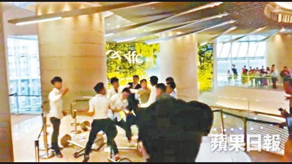 ■早前利奧坊.凱岸展銷廳有八名代理發生爭執及動武。 ■早前利奧坊.凱岸展銷廳有八名代理發生爭執及動武。