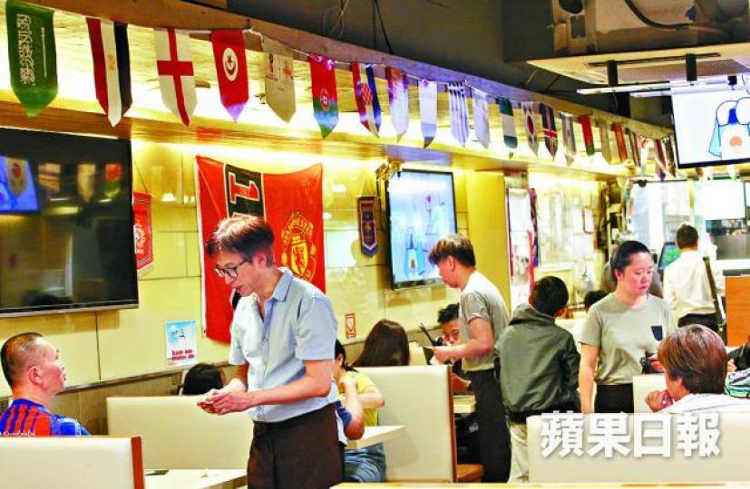 ■有茶餐廳準備直播世界盃賽事,預計會比平日多兩成生意。陳善南攝 ■有茶餐廳準備直播世界盃賽事,預計會比平日多兩成生意。陳善南攝