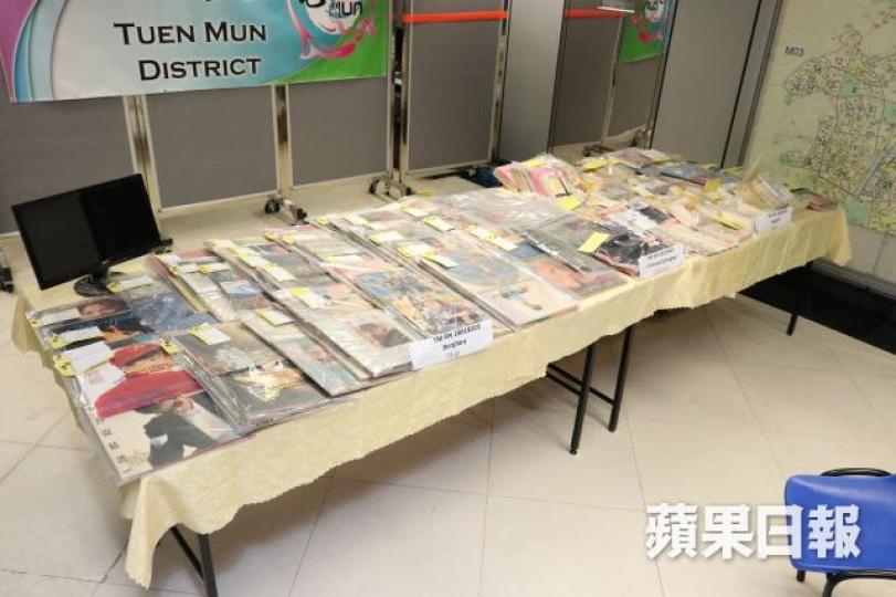 ■警員搜查爆竊犯租用的工廈單位,撿回部份失物。馬耀文攝 ■警員搜查爆竊犯租用的工廈單位,撿回部份失物。馬耀文攝