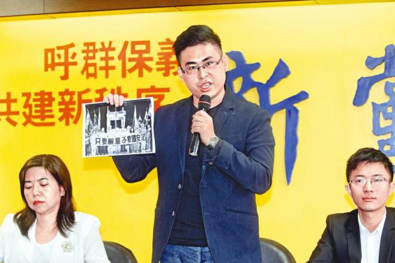 ■王炳忠昨反駁是北檢羅織罪名迫害,及要求案件公開審判。台灣《蘋果日報》■王進步(左)與王炳忠(右)父子同遭起訴。資料圖片 ■王炳忠昨反駁是北檢羅織罪名迫害,及要求案件公開審判。台灣《蘋果日報》■王進步(左)與王炳忠(右)父子同遭起訴。資料圖片
