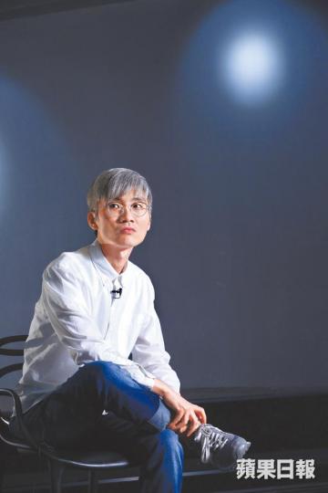 【林若寧檔案】現職商業電台創作總監,為林夕的入室弟子,2000年起當上填詞人,主要作品包括李克勤的《花落誰家》及《失魂記》、張敬軒的《笑忘書》、陳奕迅的《七百年後》、吳業坤的《原來他不夠愛我》和陳豪、林保怡、黃德斌的《年少無知》等■填詞多年,至2009年與林夕(右)拍攝李克勤《Threesome》專輯封面,林若寧(左)容貌才曝光。 【林若寧檔案】現職商業電台創作總監,為林夕的入室弟子,2000年起當上填詞人,主要作品包括李克勤的《花落誰家》及《失魂記》、張敬軒的《笑忘書》、陳奕迅的《七百年後》、吳業坤的《原來他不夠愛我》和陳豪、林保怡、黃德斌的《年少無知》等■填詞多年,至2009年與林夕(右)拍攝李克勤《Threesome》專輯封面,林若寧(左)容貌才曝光。