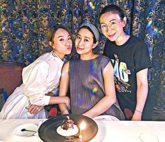 ■Stephy(左)、Angela(右)為舊拍檔Kary慶祝生日。互聯網圖片 ■Stephy(左)、Angela(右)為舊拍檔Kary慶祝生日。互聯網圖片